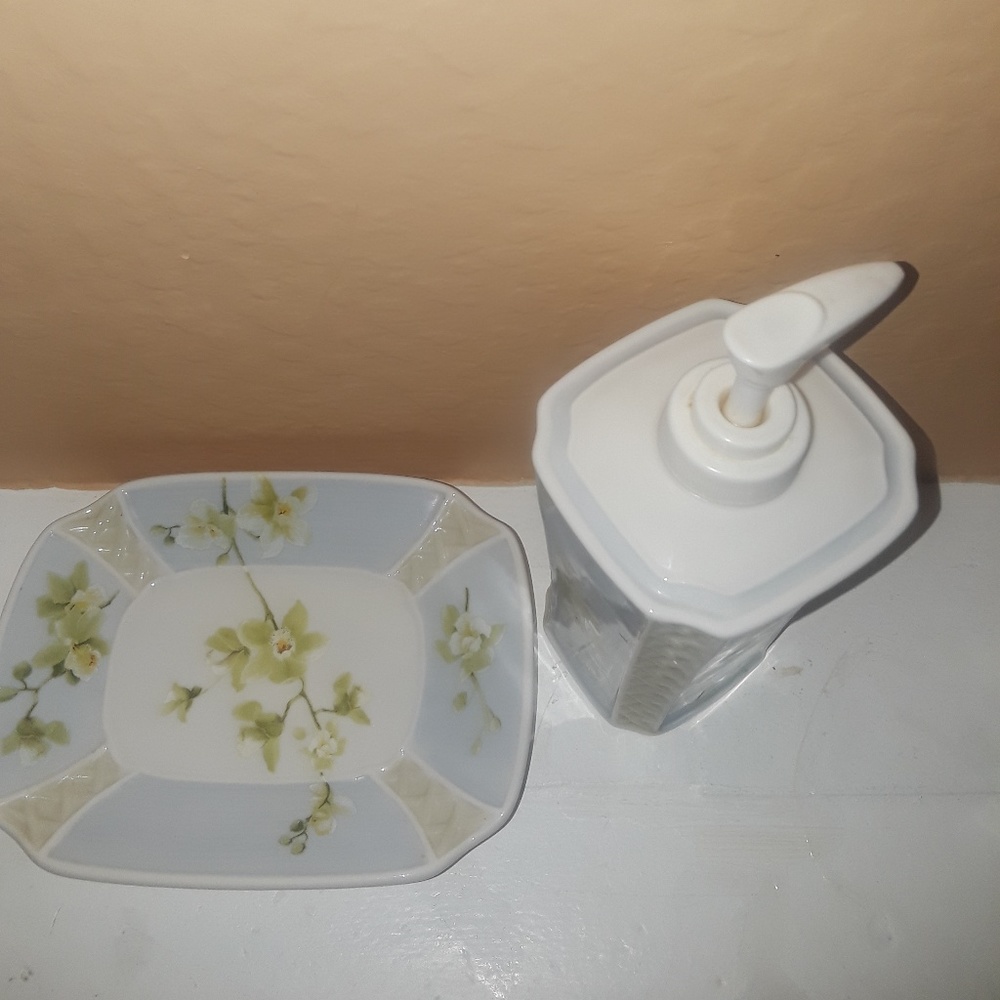 Ceramic Lotion Dispenser and Soap Dish - Picture 4 of 5